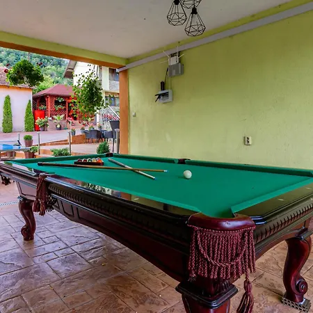 Pensiunea Mihaela-transalpina Guest house Novaci-Straini